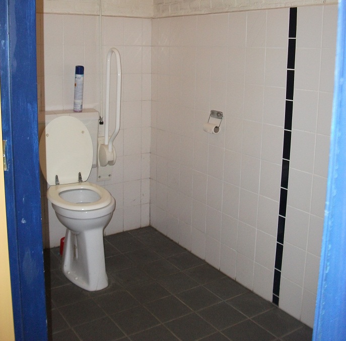 Toiletten en een invalide toilet